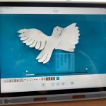 Zu sehen ist ein Bildschirm auf dem ein Film mit einer animierten Taube läuft.