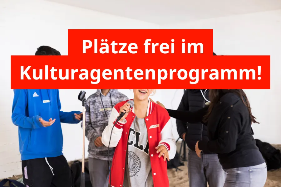 Der Schriftzug "Plätze frei im Kulturagenten-Programm" ist auf ein Foto mit Jugendlichen gelegt.