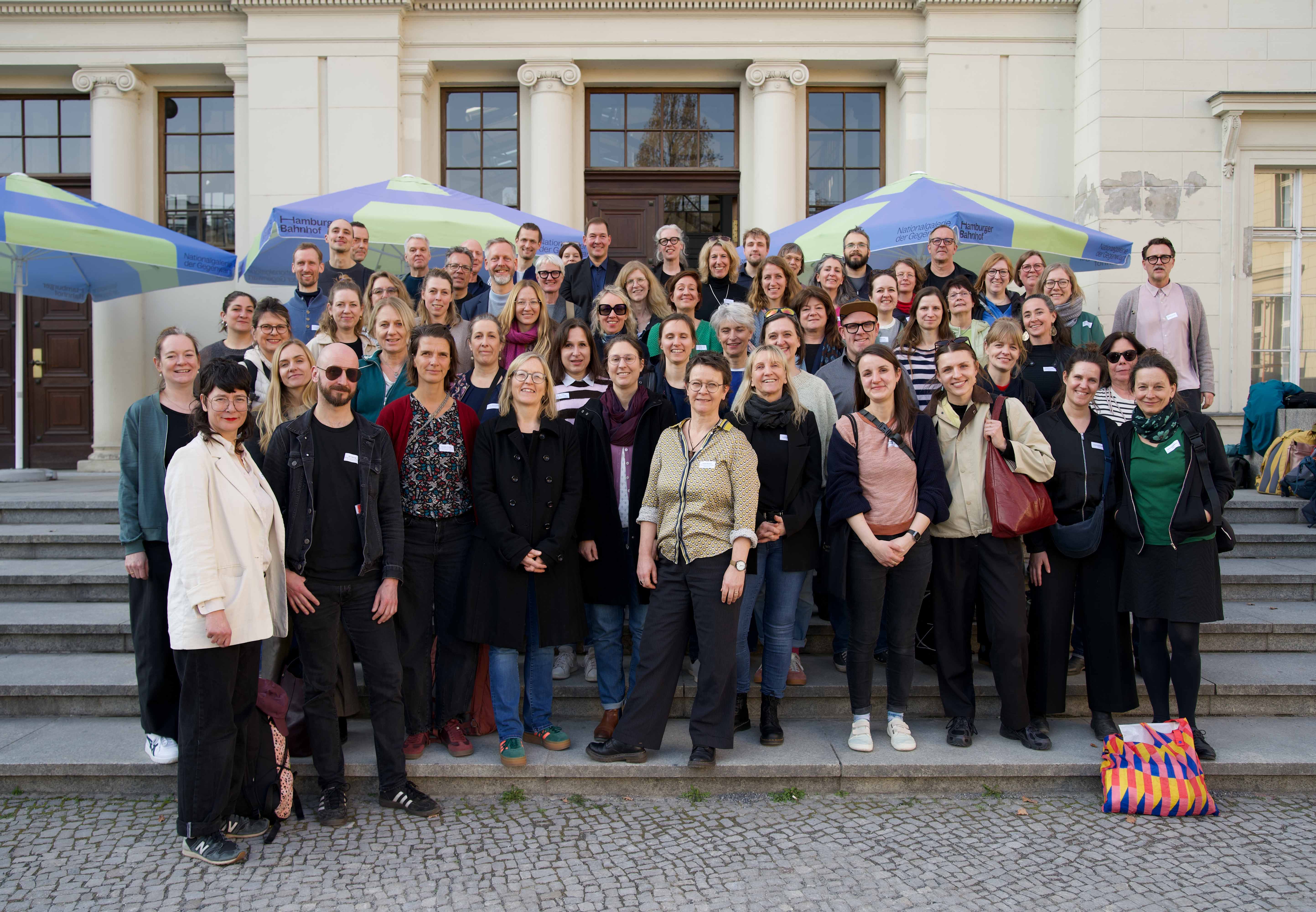 Gruppenbild vorm Hamburger Bahnhof