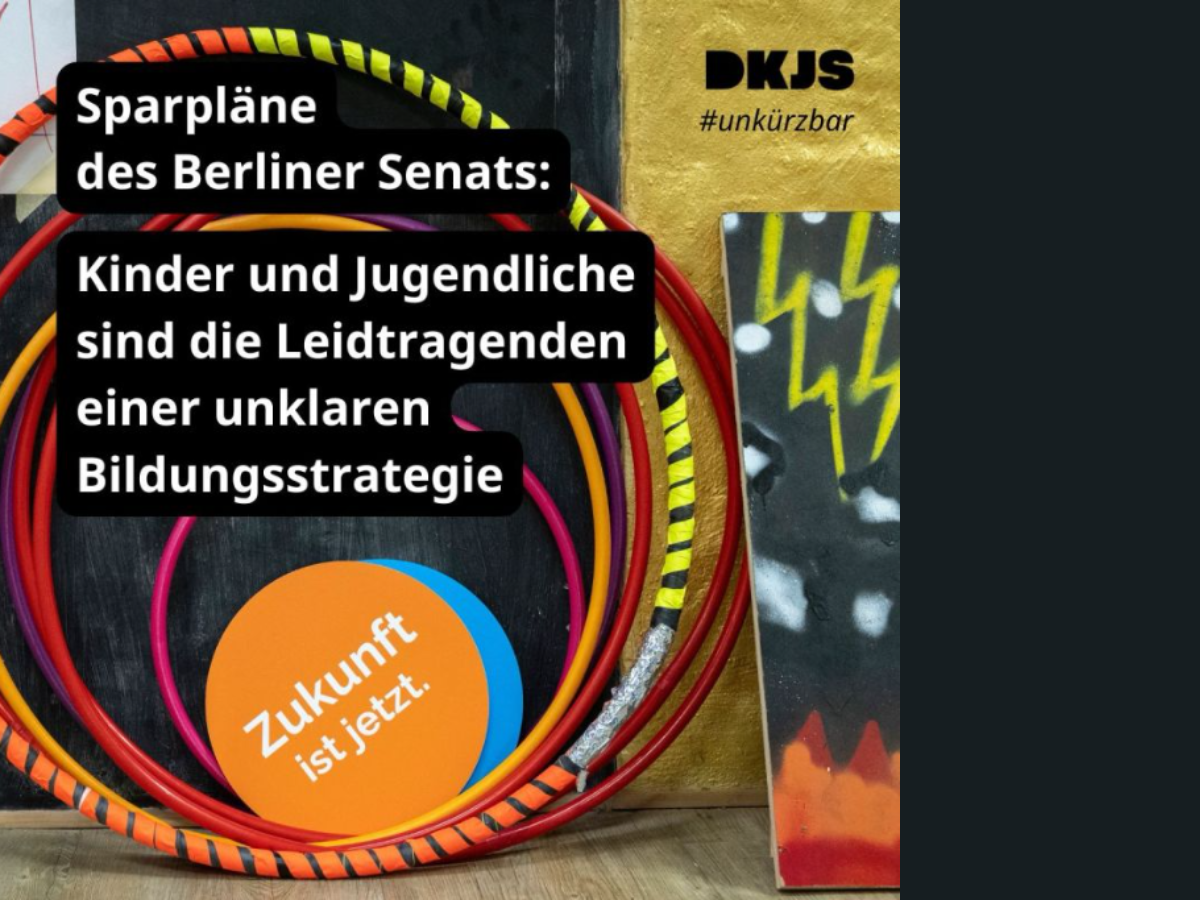 Zu sehen sind Hula Hoop Reifen, die an einer Wand lehnen. Über das Bild ist folgende Schrift gelegt: Sparpläne des Berliner Senats. Kinder und Jugendliche sind die Leidtragenden einer unklaren Bildungspolitik.