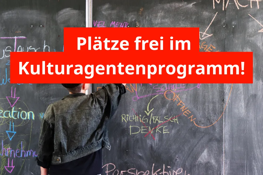 Der Schriftzug "Plätze frei im Kulturagentenprogramm!" ist auf ein Foto gelegt.
